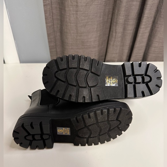 NWB, Soda “Pilot” lug sole chelsea ankle boot, size 6 - Picture 5 of 6